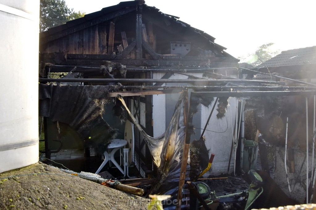 Feuer 1 brannten 3 Lauben Koeln Fuehlingen Kriegerhofstr P108.JPG - Miklos Laubert